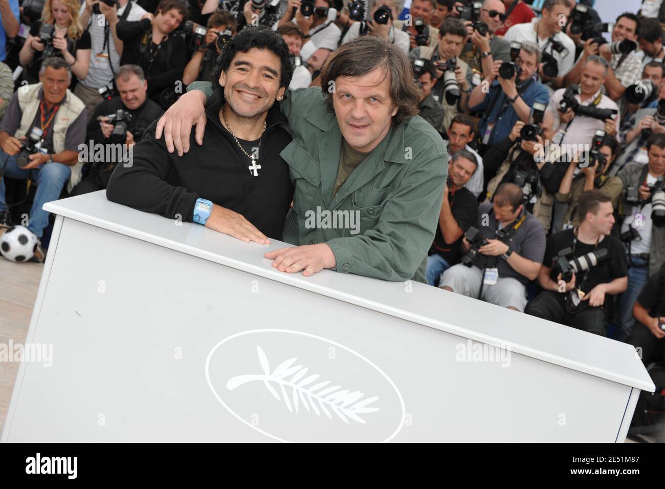 Regisseur Emir Kusturica und Argentiniens Fußballlegende Diego Maradona während der Fotoaufnahme für Emir Kusturicas Film "Maradona von Kusturica" im Palais des Festivals während der 61. Internationalen Filmfestspiele von Cannes am 20. Mai 2008 in Cannes, Frankreich. Foto von Hahn-Nebinger-Orban/ABACAPRESS.COM Stockfoto