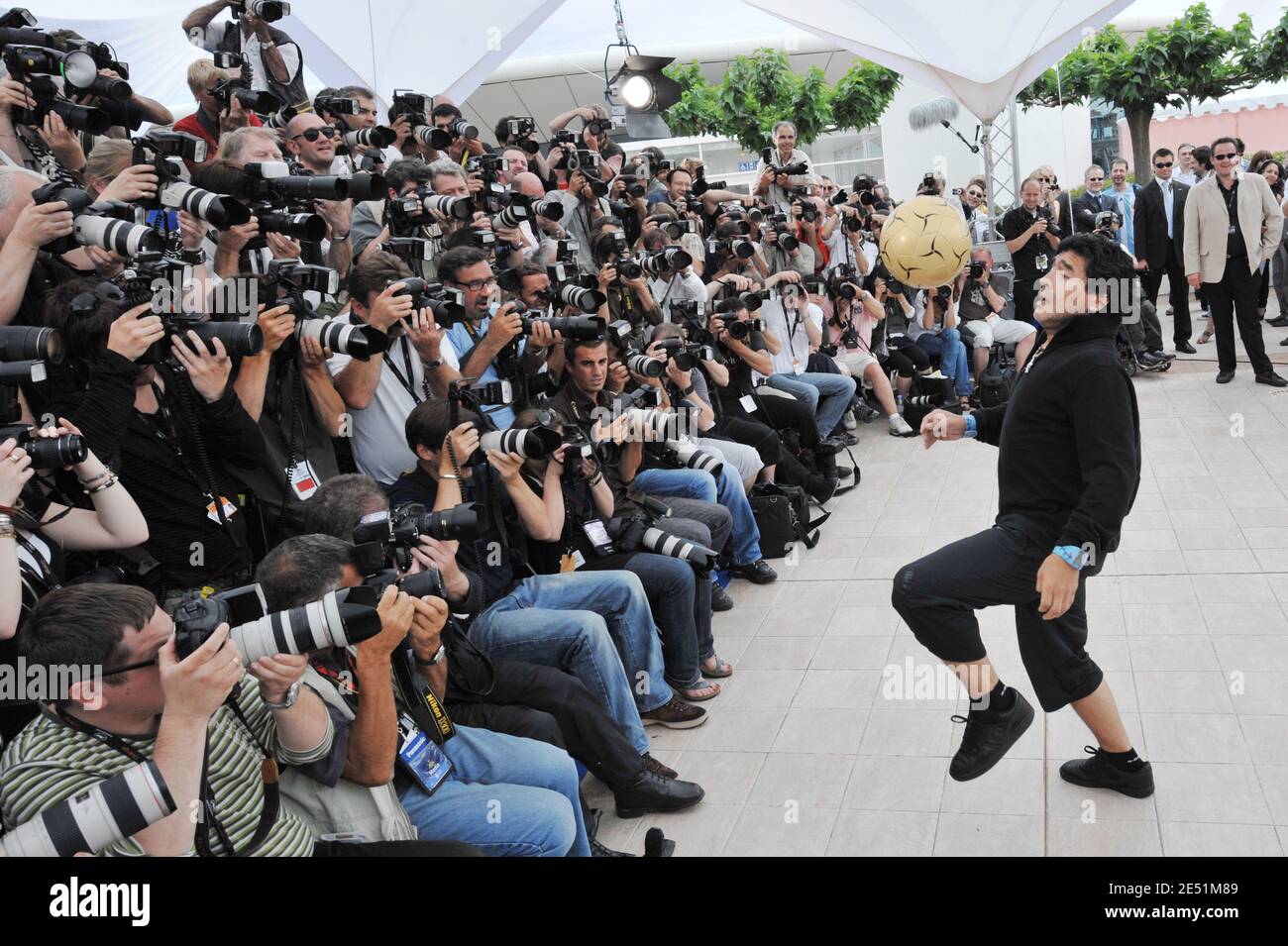 Argentiniens Fußballlegende Diego Maradona während der Fotoaufnahme für Emir Kusturicas Film "Maradona von Kusturica", im Palais des Festivals während der 61. Internationalen Filmfestspiele von Cannes in Cannes, Frankreich am 20. Mai 2008. Foto von Hahn-Nebinger-Orban/ABACAPRESS.COM Stockfoto