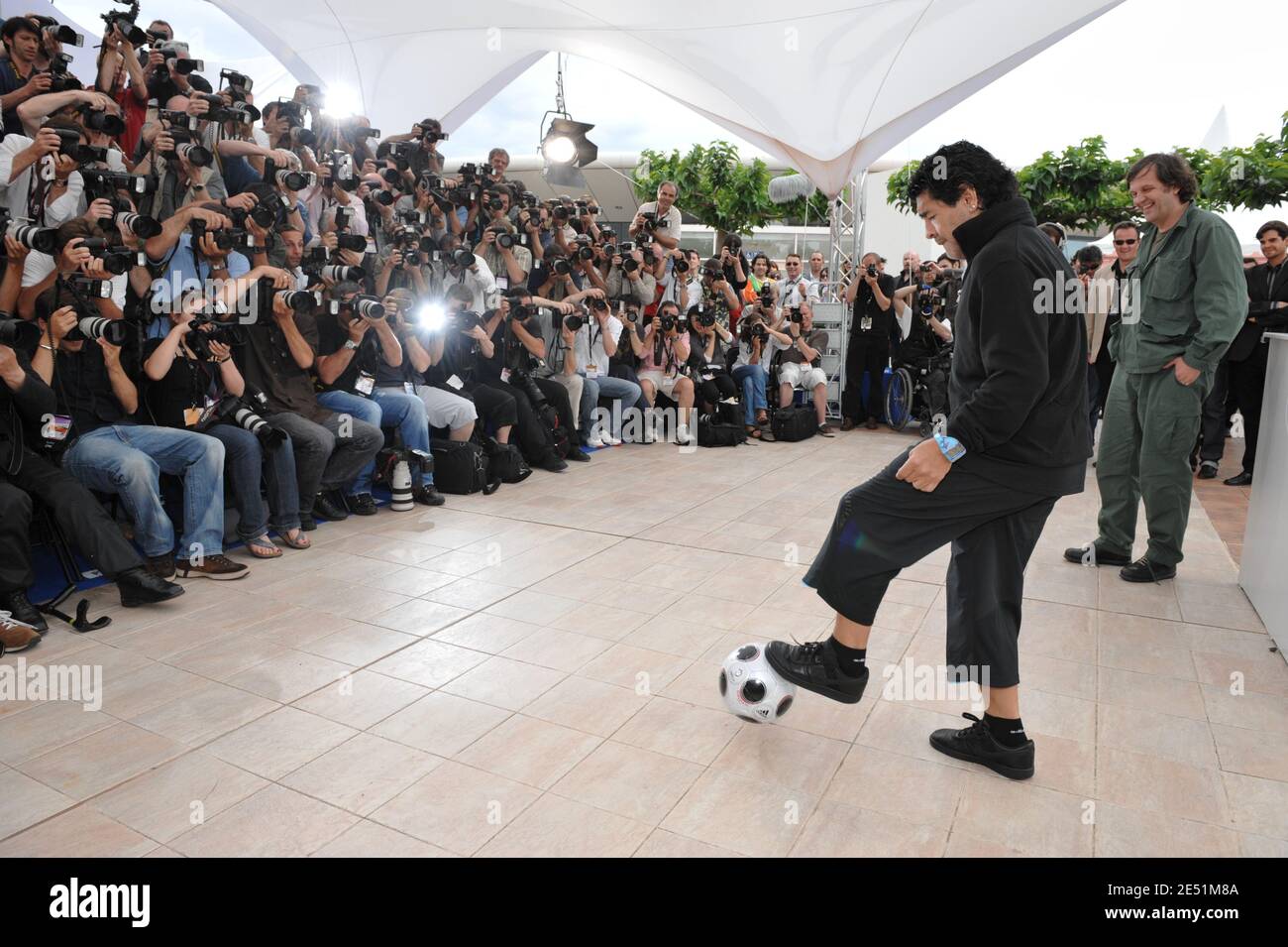 Regisseur Emir Kusturica und Argentiniens Fußballlegende Diego Maradona während der Fotoaufnahme für Emir Kusturicas Film "Maradona von Kusturica" im Palais des Festivals während der 61. Internationalen Filmfestspiele von Cannes am 20. Mai 2008 in Cannes, Frankreich. Foto von Hahn-Nebinger-Orban/ABACAPRESS.COM Stockfoto