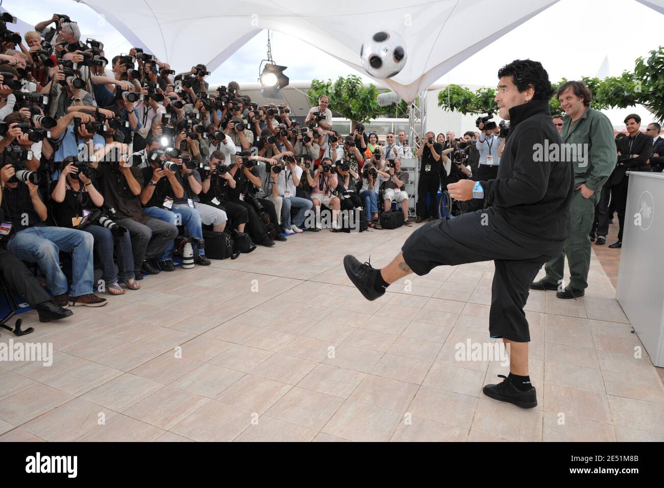 Regisseur Emir Kusturica und Argentiniens Fußballlegende Diego Maradona während der Fotoaufnahme für Emir Kusturicas Film "Maradona von Kusturica" im Palais des Festivals während der 61. Internationalen Filmfestspiele von Cannes am 20. Mai 2008 in Cannes, Frankreich. Foto von Hahn-Nebinger-Orban/ABACAPRESS.COM Stockfoto