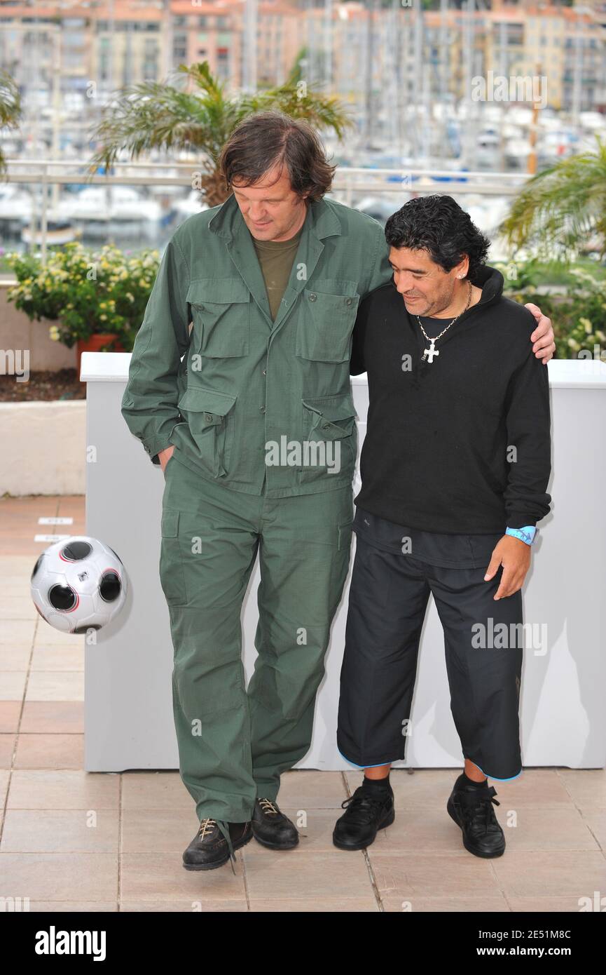 Regisseur Emir Kusturica und Argentiniens Fußballlegende Diego Maradona während der Fotoaufnahme für Emir Kusturicas Film "Maradona von Kusturica" im Palais des Festivals während der 61. Internationalen Filmfestspiele von Cannes am 20. Mai 2008 in Cannes, Frankreich. Foto von Hahn-Nebinger-Orban/ABACAPRESS.COM Stockfoto