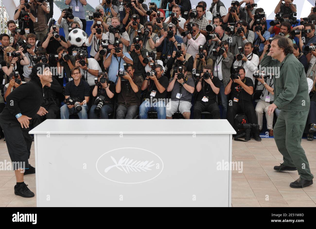 Regisseur Emir Kusturica und Argentiniens Fußballlegende Diego Maradona während der Fotoaufnahme für Emir Kusturicas Film "Maradona von Kusturica" im Palais des Festivals während der 61. Internationalen Filmfestspiele von Cannes am 20. Mai 2008 in Cannes, Frankreich. Foto von Hahn-Nebinger-Orban/ABACAPRESS.COM Stockfoto