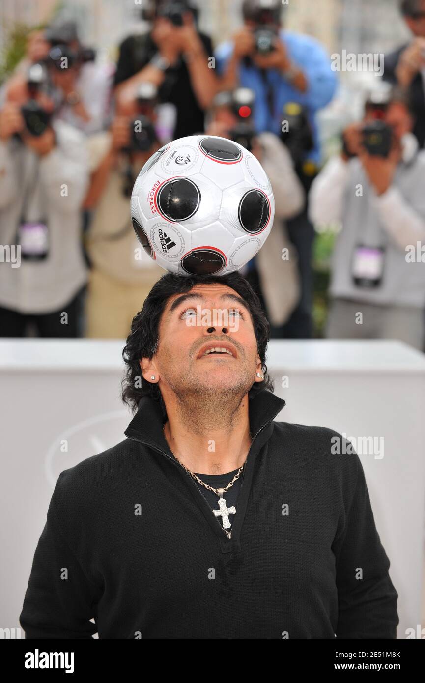 Argentiniens Fußballlegende Diego Maradona während der Fotoaufnahme für Emir Kusturicas Film "Maradona von Kusturica", im Palais des Festivals während der 61. Internationalen Filmfestspiele von Cannes in Cannes, Frankreich am 20. Mai 2008. Foto von Hahn-Nebinger-Orban/ABACAPRESS.COM Stockfoto