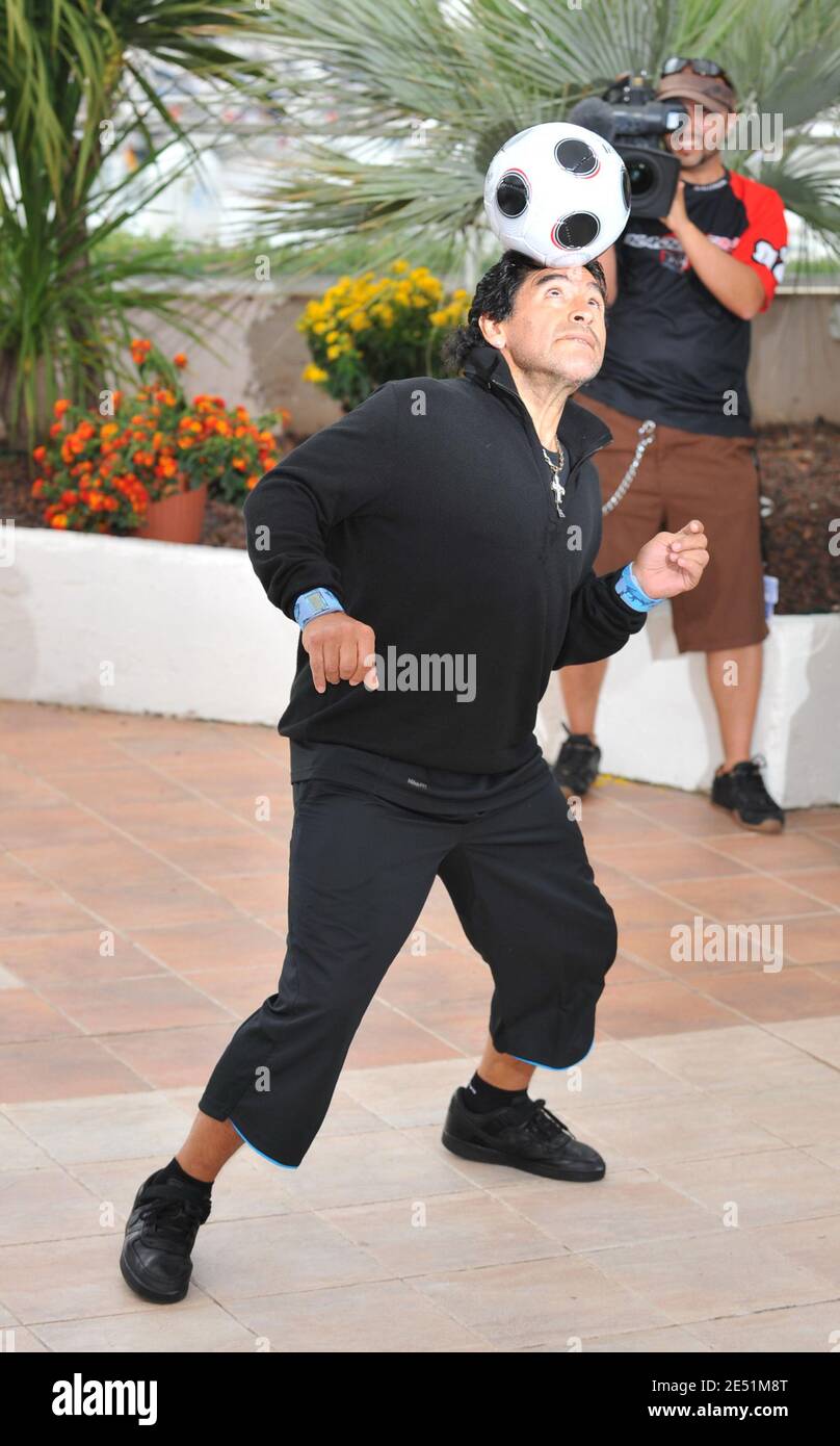 Argentiniens Fußballlegende Diego Maradona während der Fotoaufnahme für Emir Kusturicas Film "Maradona von Kusturica", im Palais des Festivals während der 61. Internationalen Filmfestspiele von Cannes in Cannes, Frankreich am 20. Mai 2008. Foto von Hahn-Nebinger-Orban/ABACAPRESS.COM Stockfoto