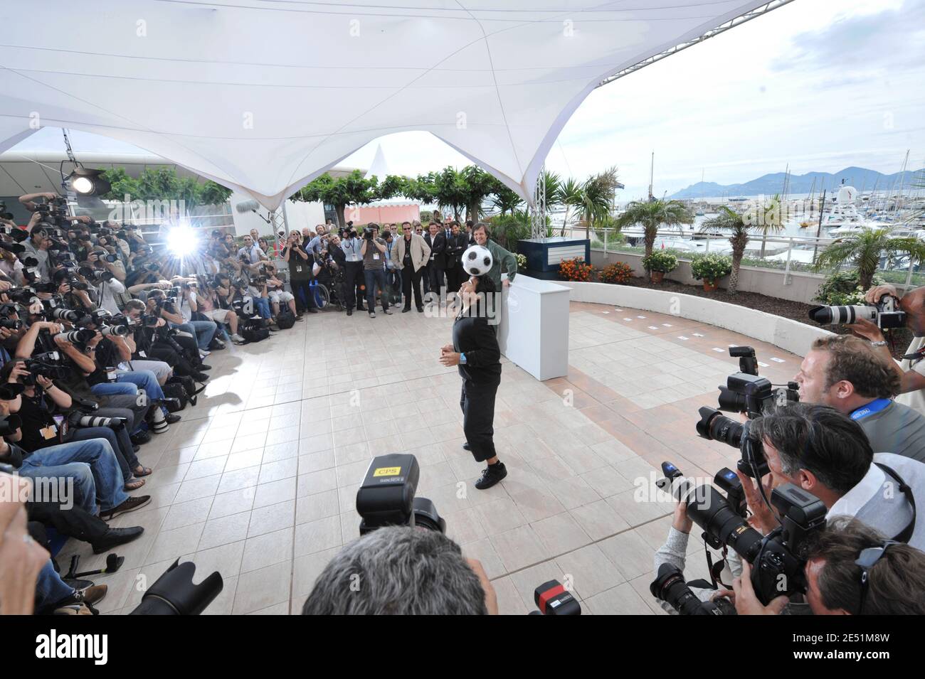 Argentiniens Fußballlegende Diego Maradona während der Fotoaufnahme für Emir Kusturicas Film "Maradona von Kusturica", im Palais des Festivals während der 61. Internationalen Filmfestspiele von Cannes in Cannes, Frankreich am 20. Mai 2008. Foto von Hahn-Nebinger-Orban/ABACAPRESS.COM Stockfoto