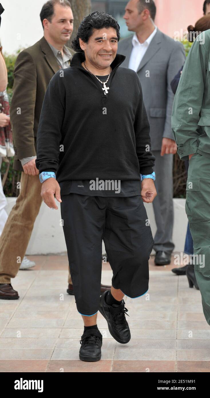 Argentiniens Fußballlegende Diego Maradona während der Fotoaufnahme für Emir Kusturicas Film "Maradona von Kusturica", im Palais des Festivals während der 61. Internationalen Filmfestspiele von Cannes in Cannes, Frankreich am 20. Mai 2008. Foto von Hahn-Nebinger-Orban/ABACAPRESS.COM Stockfoto