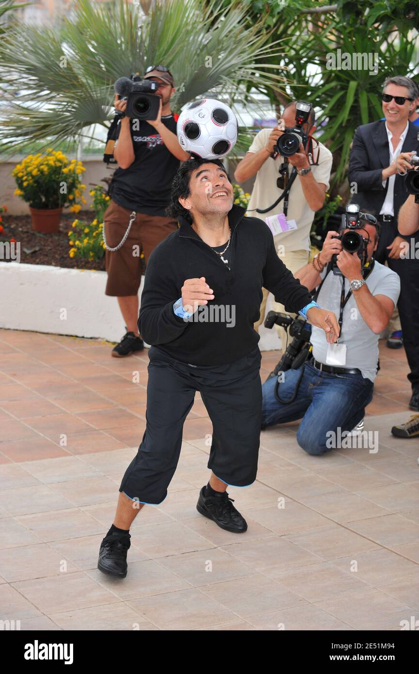 Argentiniens Fußballlegende Diego Maradona während der Fotoaufnahme für Emir Kusturicas Film "Maradona von Kusturica", im Palais des Festivals während der 61. Internationalen Filmfestspiele von Cannes in Cannes, Frankreich am 20. Mai 2008. Foto von Hahn-Nebinger-Orban/ABACAPRESS.COM Stockfoto