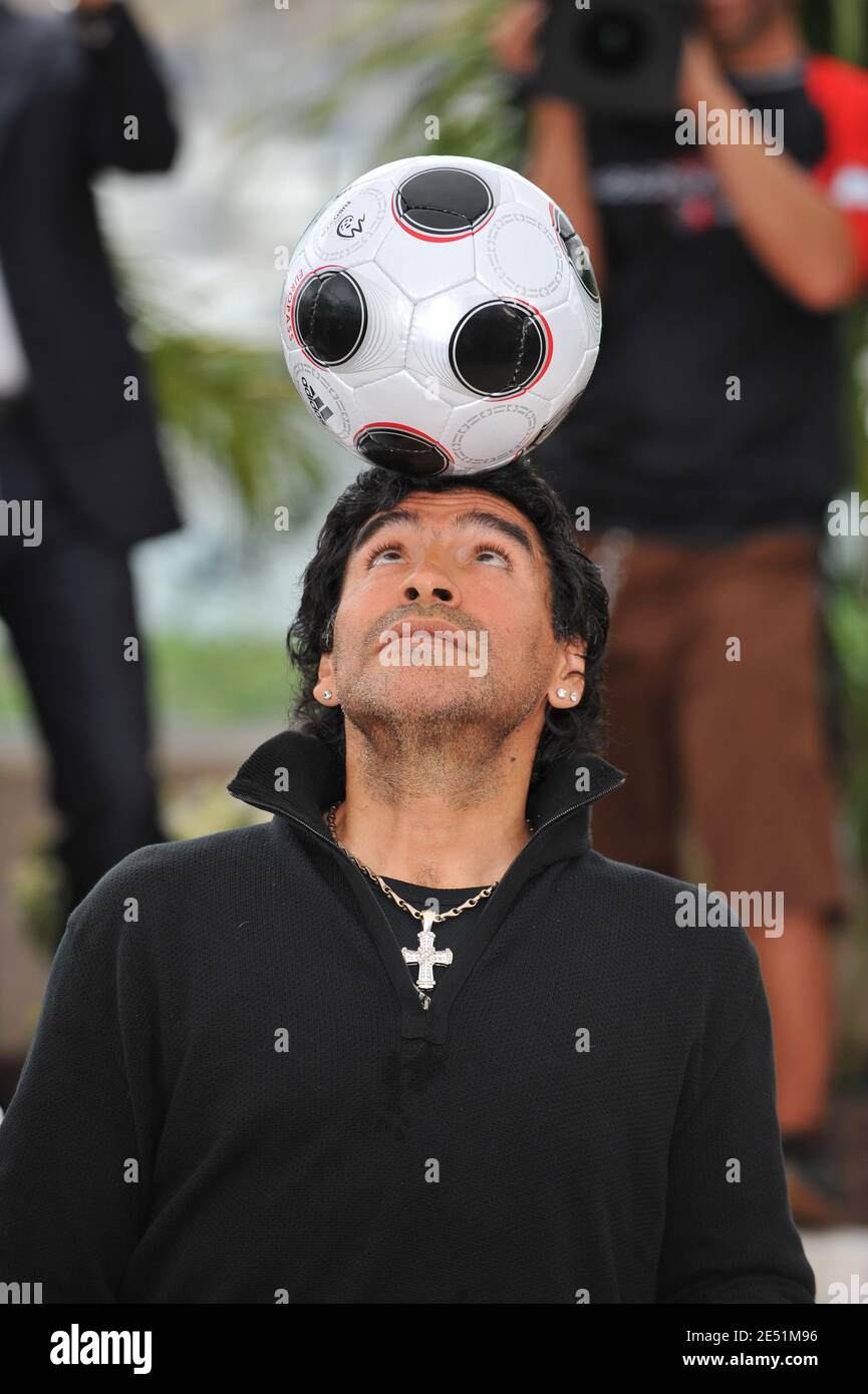 Argentiniens Fußballlegende Diego Maradona während der Fotoaufnahme für Emir Kusturicas Film "Maradona von Kusturica", im Palais des Festivals während der 61. Internationalen Filmfestspiele von Cannes in Cannes, Frankreich am 20. Mai 2008. Foto von Hahn-Nebinger-Orban/ABACAPRESS.COM Stockfoto