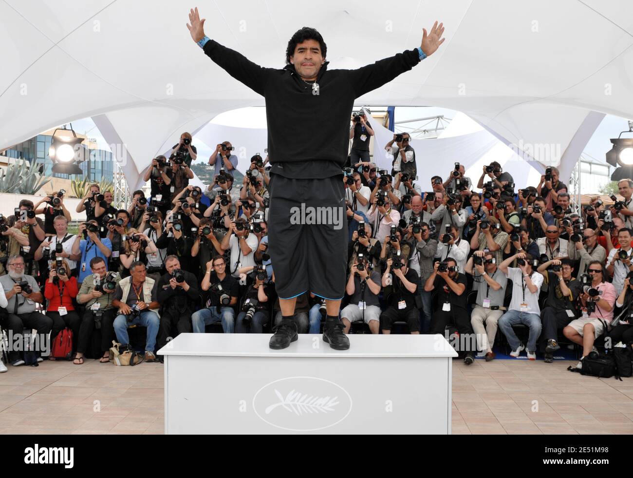 Argentiniens Fußballlegende Diego Maradona während der Fotoaufnahme für Emir Kusturicas Film "Maradona von Kusturica", im Palais des Festivals während der 61. Internationalen Filmfestspiele von Cannes in Cannes, Frankreich am 20. Mai 2008. Foto von Hahn-Nebinger-Orban/ABACAPRESS.COM Stockfoto
