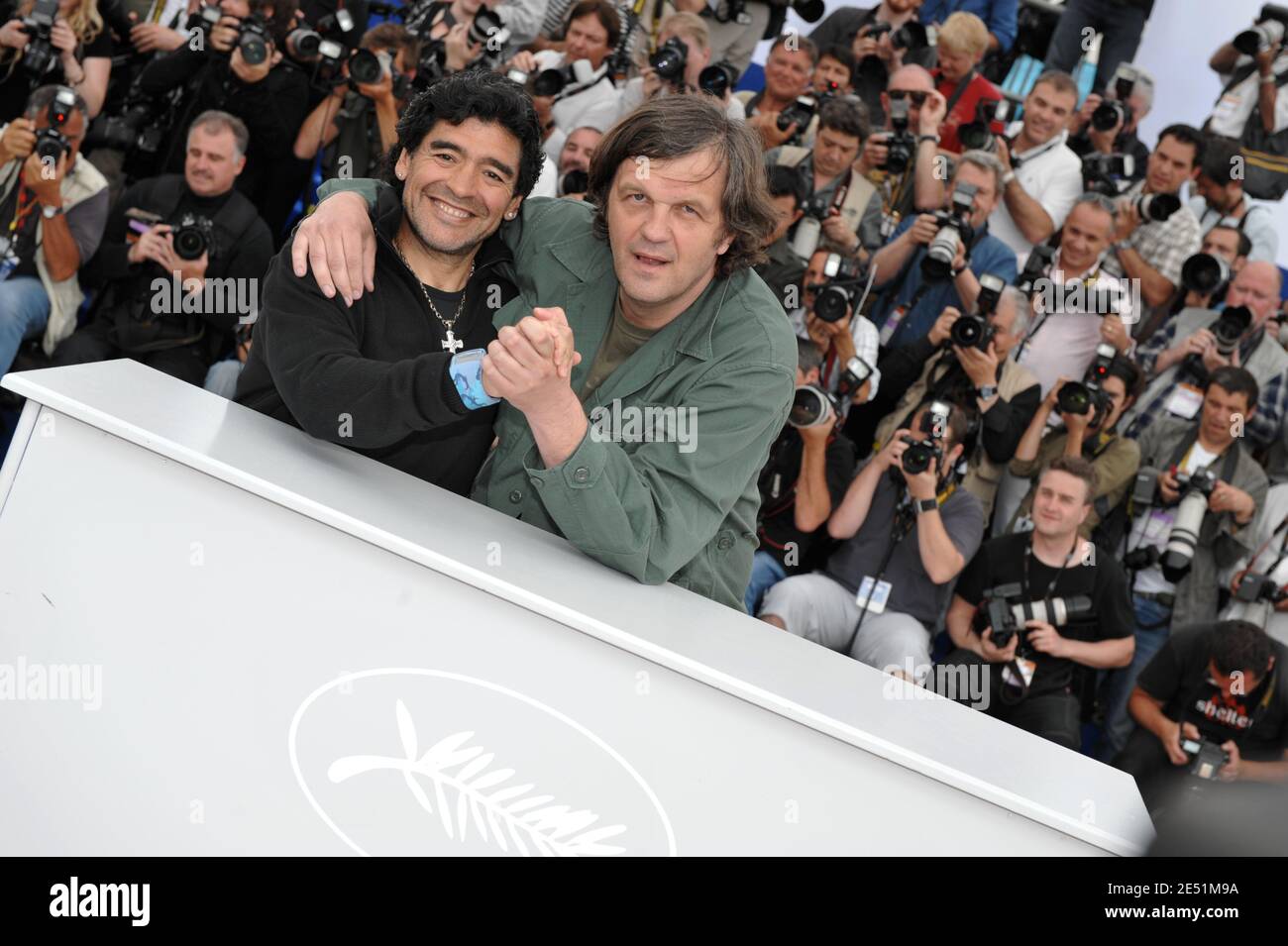 Regisseur Emir Kusturica und Argentiniens Fußballlegende Diego Maradona während der Fotoaufnahme für Emir Kusturicas Film "Maradona von Kusturica" im Palais des Festivals während der 61. Internationalen Filmfestspiele von Cannes am 20. Mai 2008 in Cannes, Frankreich. Foto von Hahn-Nebinger-Orban/ABACAPRESS.COM Stockfoto