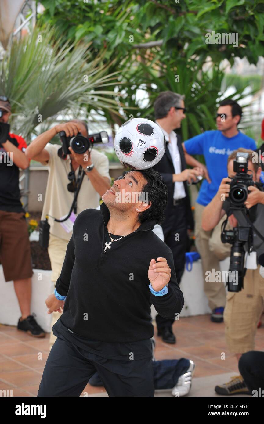 Argentiniens Fußballlegende Diego Maradona während der Fotoaufnahme für Emir Kusturicas Film "Maradona von Kusturica", im Palais des Festivals während der 61. Internationalen Filmfestspiele von Cannes in Cannes, Frankreich am 20. Mai 2008. Foto von Hahn-Nebinger-Orban/ABACAPRESS.COM Stockfoto