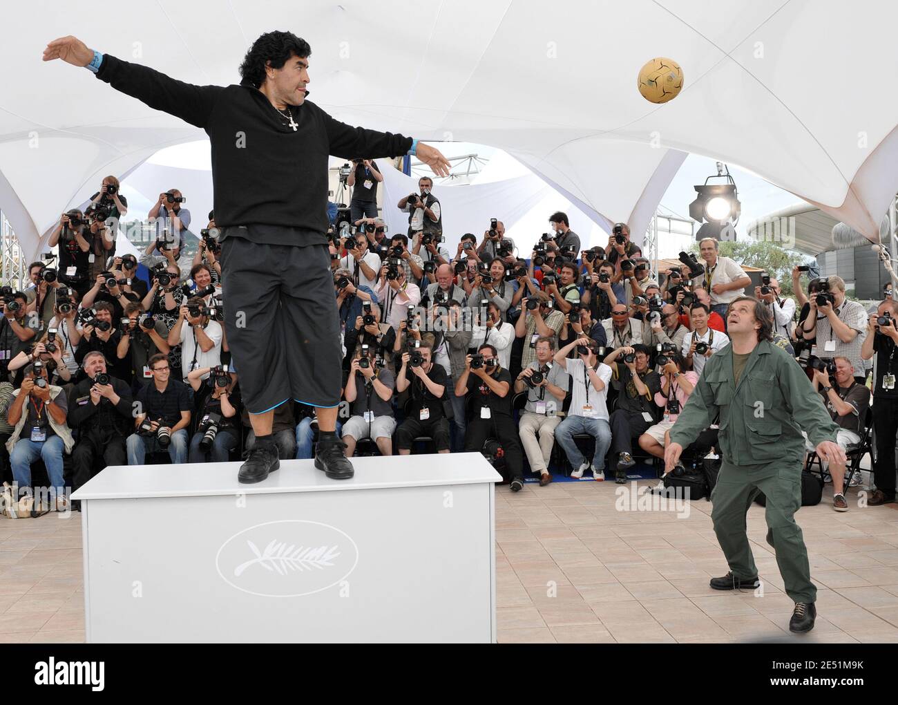 Regisseur Emir Kusturica und Argentiniens Fußballlegende Diego Maradona während der Fotoaufnahme für Emir Kusturicas Film "Maradona von Kusturica" im Palais des Festivals während der 61. Internationalen Filmfestspiele von Cannes am 20. Mai 2008 in Cannes, Frankreich. Foto von Hahn-Nebinger-Orban/ABACAPRESS.COM Stockfoto