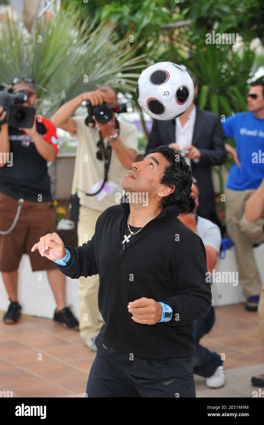 Argentiniens Fußballlegende Diego Maradona während der Fotoaufnahme für Emir Kusturicas Film "Maradona von Kusturica", im Palais des Festivals während der 61. Internationalen Filmfestspiele von Cannes in Cannes, Frankreich am 20. Mai 2008. Foto von Hahn-Nebinger-Orban/ABACAPRESS.COM Stockfoto