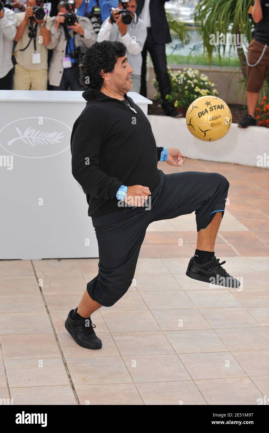 Argentiniens Fußballlegende Diego Maradona während der Fotoaufnahme für Emir Kusturicas Film "Maradona von Kusturica", im Palais des Festivals während der 61. Internationalen Filmfestspiele von Cannes in Cannes, Frankreich am 20. Mai 2008. Foto von Hahn-Nebinger-Orban/ABACAPRESS.COM Stockfoto