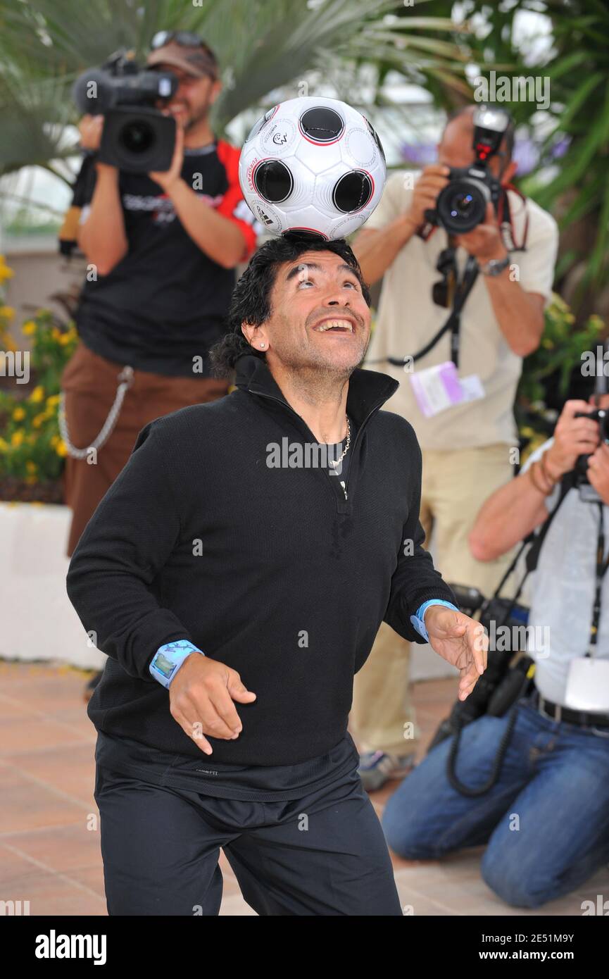 Argentiniens Fußballlegende Diego Maradona während der Fotoaufnahme für Emir Kusturicas Film "Maradona von Kusturica", im Palais des Festivals während der 61. Internationalen Filmfestspiele von Cannes in Cannes, Frankreich am 20. Mai 2008. Foto von Hahn-Nebinger-Orban/ABACAPRESS.COM Stockfoto