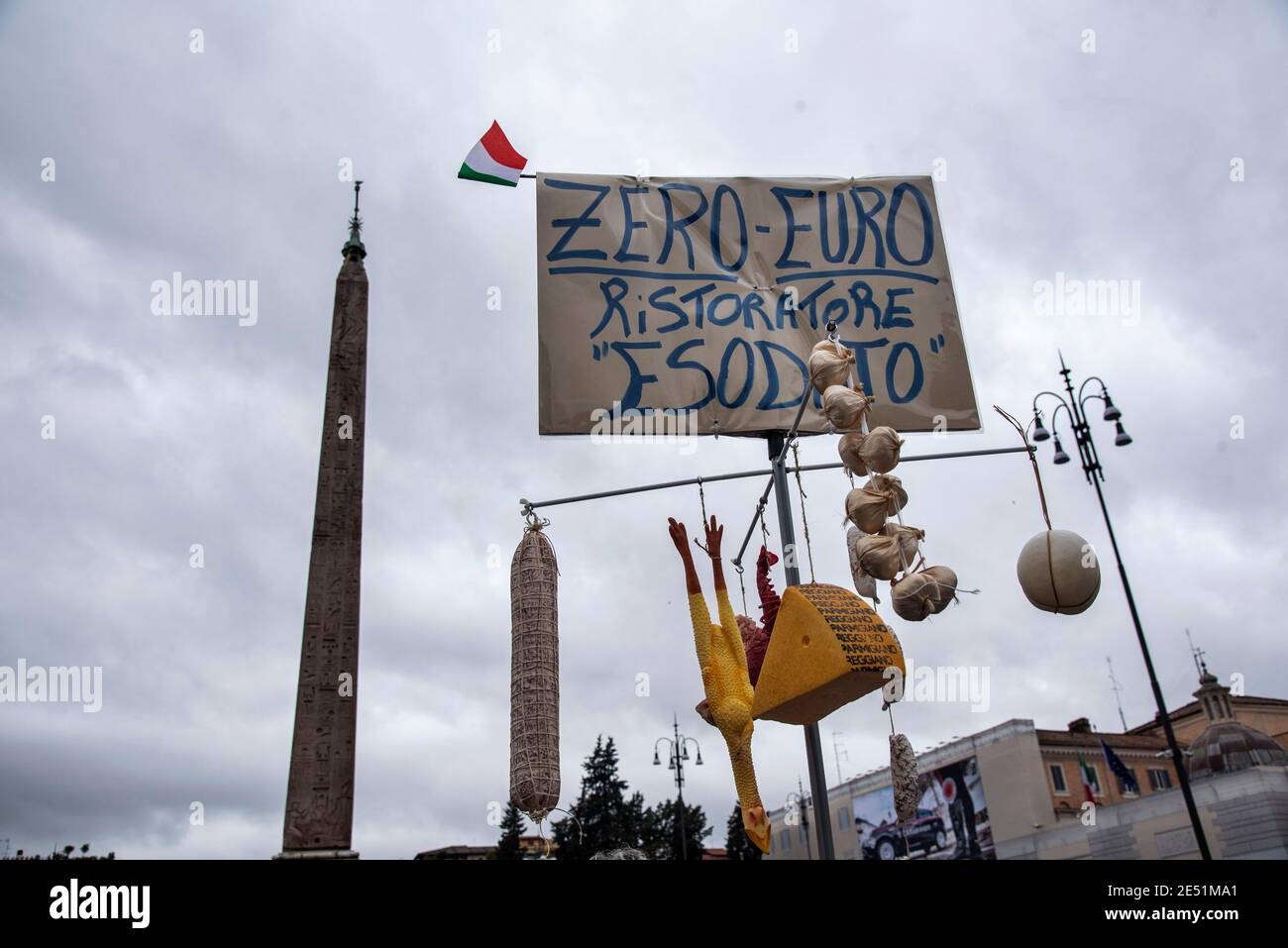 MIO Italia veranstaltete seine nationale Demonstration auf der Piazza del Popolo, um die dramatische Situation der italienischen Hotellerie während der so genannten „zweiten Welle“ der Pandemie Covid-19/Coronavirus hervorzuheben, um die Regierung aufzufordern, für sofortige Investitionen, Hilfen (Ristori) und Maßnahmen zur Rettung ihrer Industrie zu handeln. Kredit: LSF Foto/Alamy Live Nachrichten Stockfoto