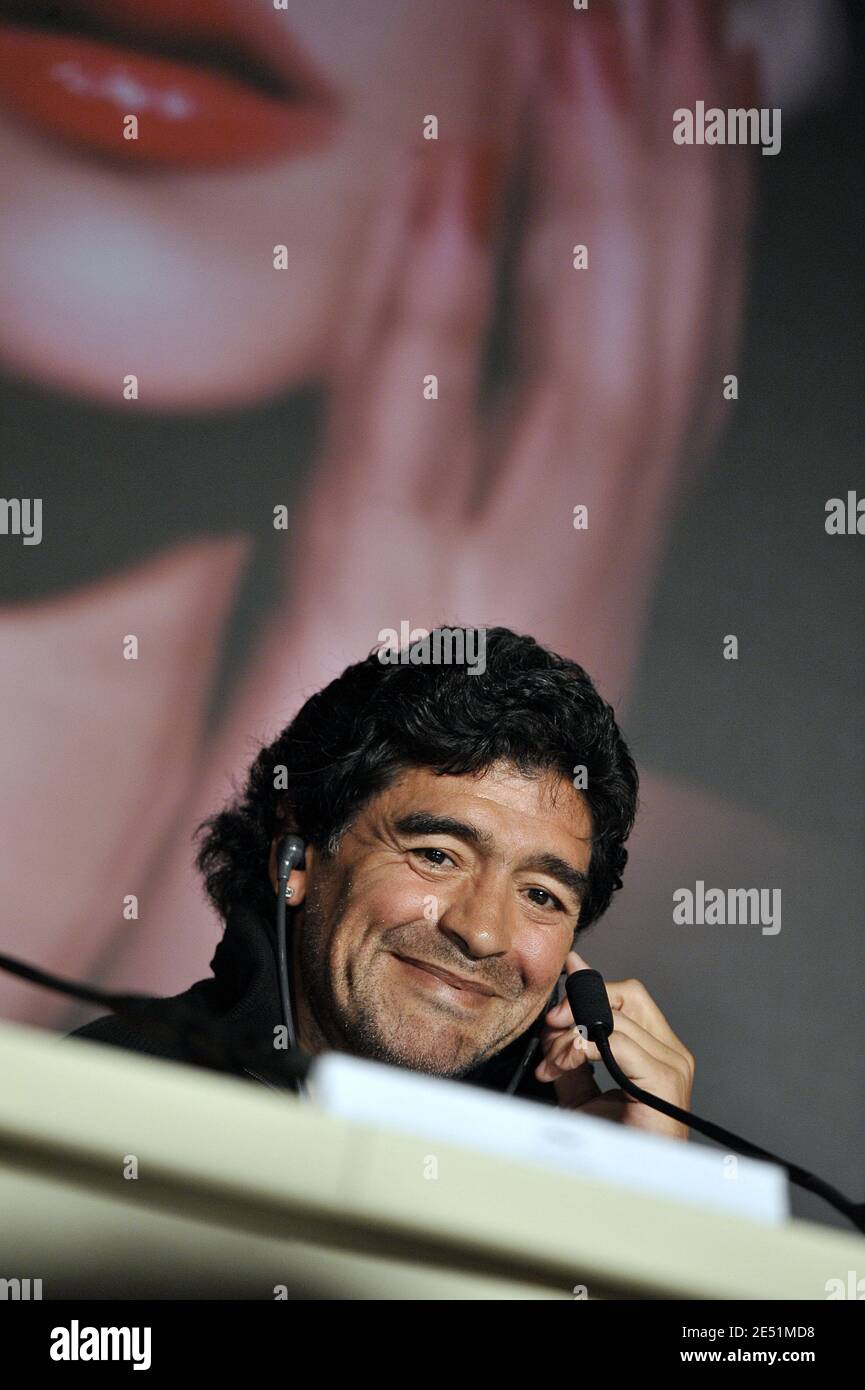 Diego Maradona nimmt an der "Maradona" Pressekonferenz im Palais des Festivals während der 61. Internationalen Filmfestspiele von Cannes am 20. Mai 2008 in Cannes, Frankreich, Teil. Foto von Eric Catarina/Pool/ABACAPRESS.COM Stockfoto