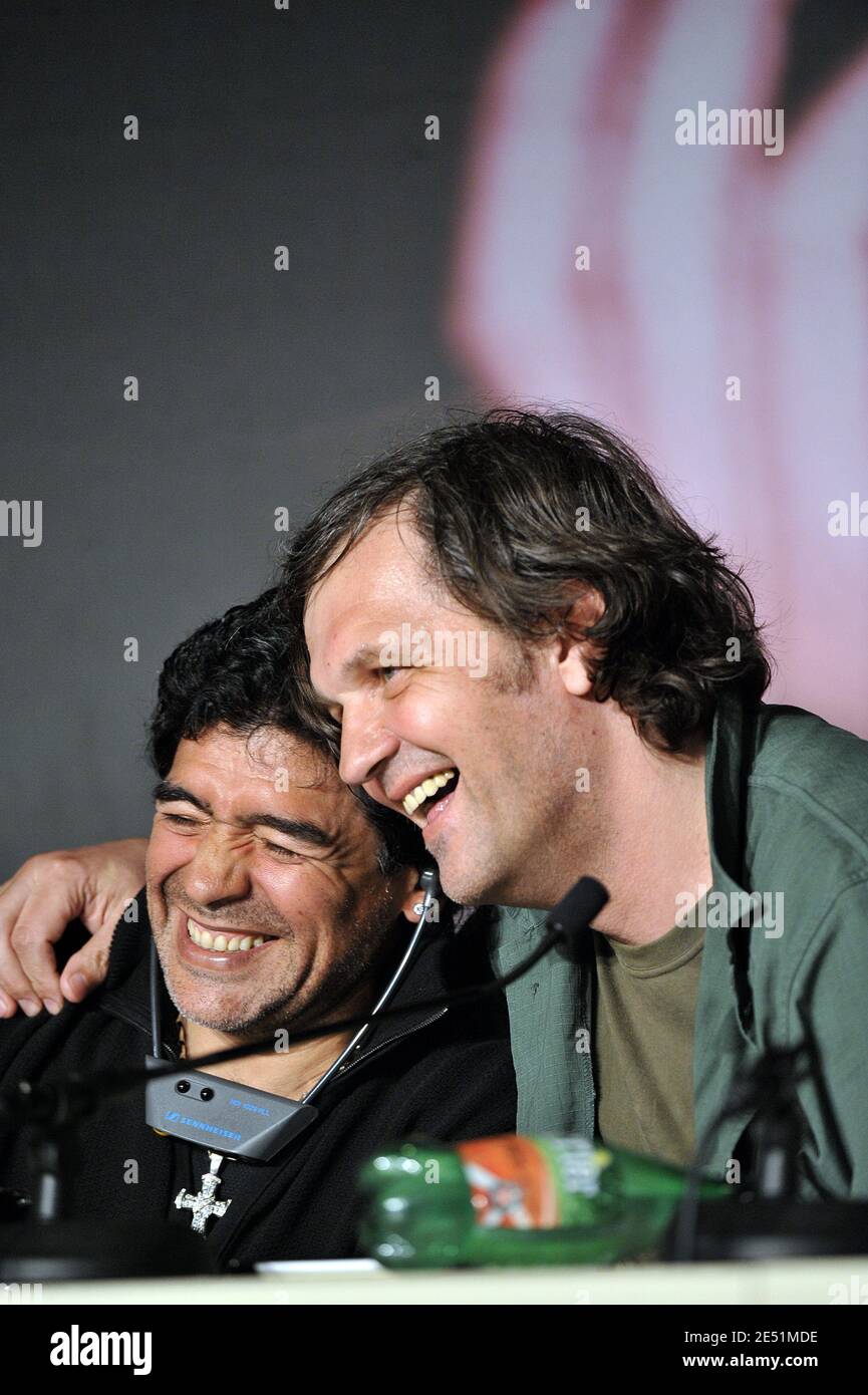 Diego Maradona und Regisseur Emir Kusturica nehmen an der Pressekonferenz "Maradona" im Palais des Festivals während der 61. Internationalen Filmfestspiele von Cannes am 20. Mai 2008 in Cannes, Frankreich, Teil. Foto von Eric Catarina/Pool/ABACAPRESS.COM Stockfoto