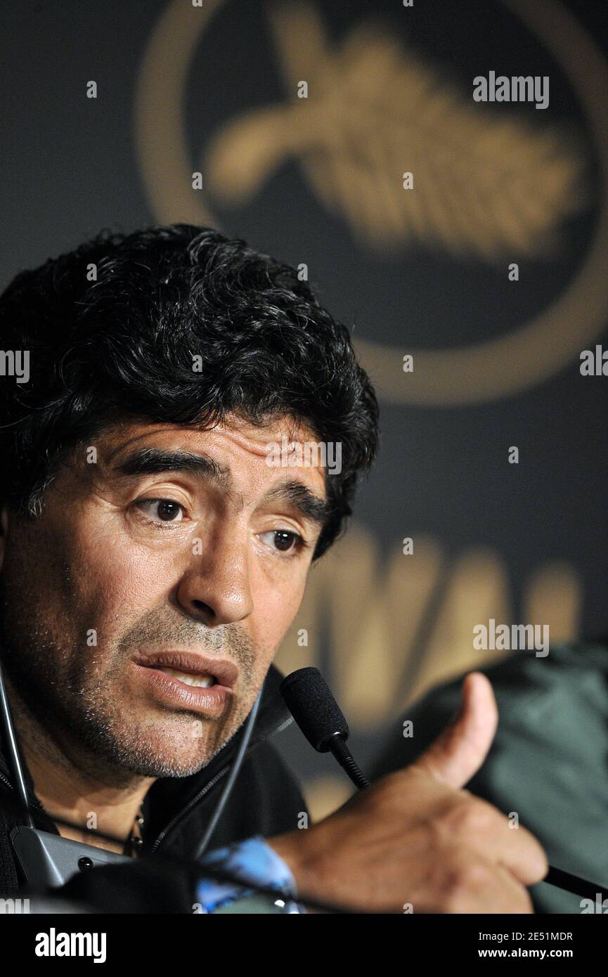 Diego Maradona nimmt an der "Maradona" Pressekonferenz im Palais des Festivals während der 61. Internationalen Filmfestspiele von Cannes am 20. Mai 2008 in Cannes, Frankreich, Teil. Foto von Eric Catarina/Pool/ABACAPRESS.COM Stockfoto