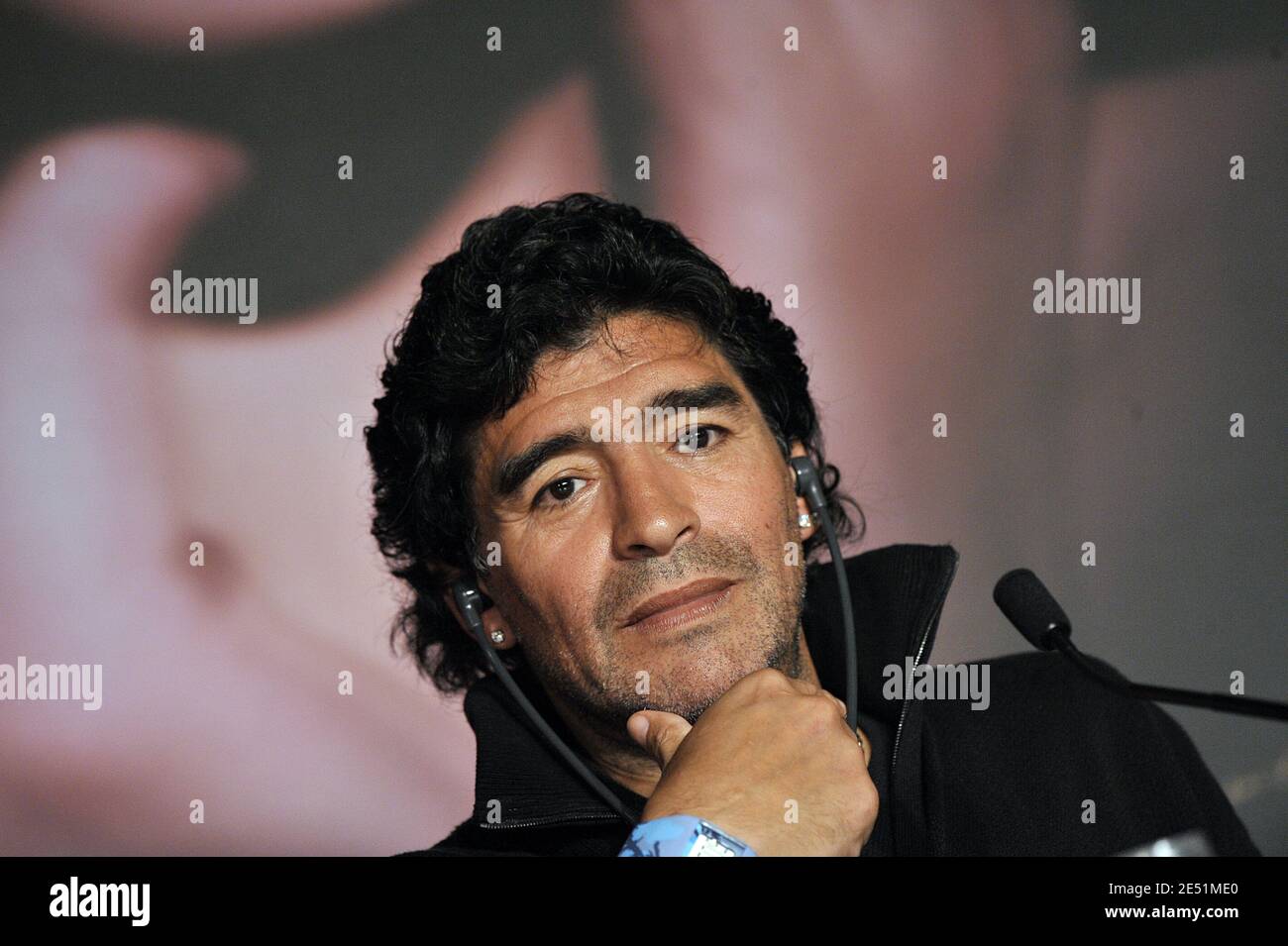 Diego Maradona nimmt an der "Maradona" Pressekonferenz im Palais des Festivals während der 61. Internationalen Filmfestspiele von Cannes am 20. Mai 2008 in Cannes, Frankreich, Teil. Foto von Eric Catarina/Pool/ABACAPRESS.COM Stockfoto