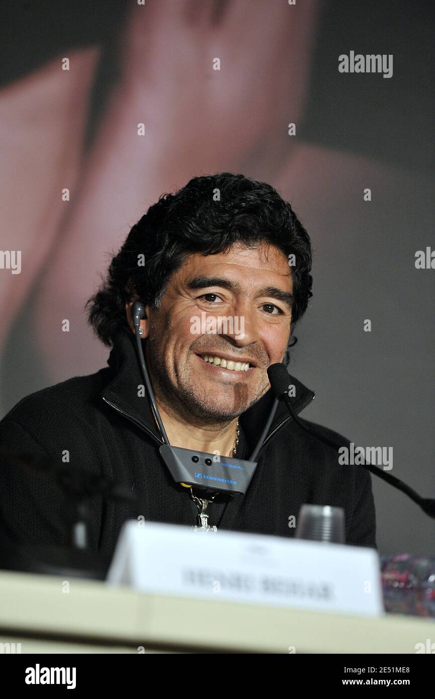 Diego Maradona nimmt an der "Maradona" Pressekonferenz im Palais des Festivals während der 61. Internationalen Filmfestspiele von Cannes am 20. Mai 2008 in Cannes, Frankreich, Teil. Foto von Eric Catarina/Pool/ABACAPRESS.COM Stockfoto