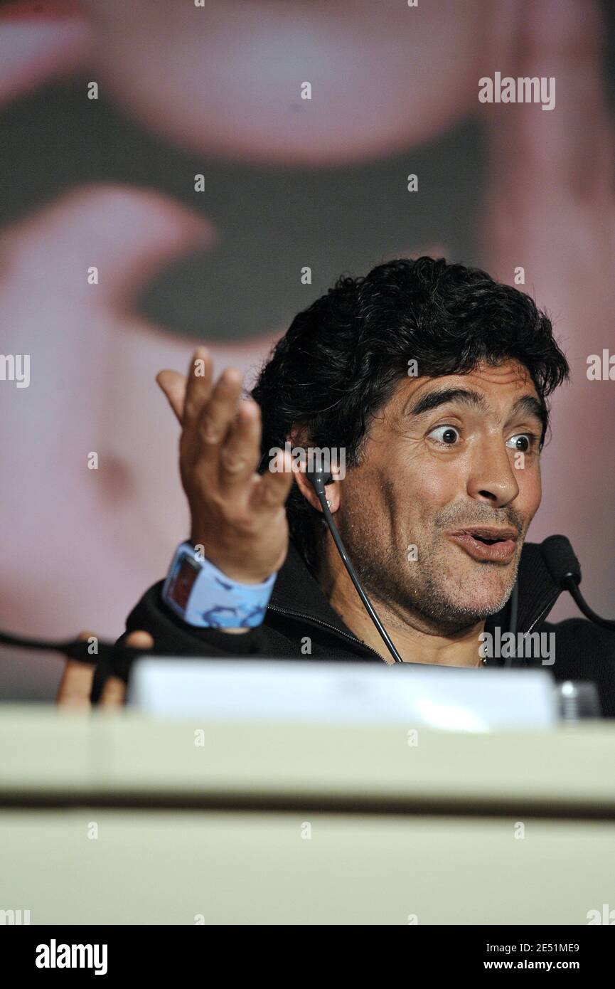 Diego Maradona nimmt an der "Maradona" Pressekonferenz im Palais des Festivals während der 61. Internationalen Filmfestspiele von Cannes am 20. Mai 2008 in Cannes, Frankreich, Teil. Foto von Eric Catarina/Pool/ABACAPRESS.COM Stockfoto