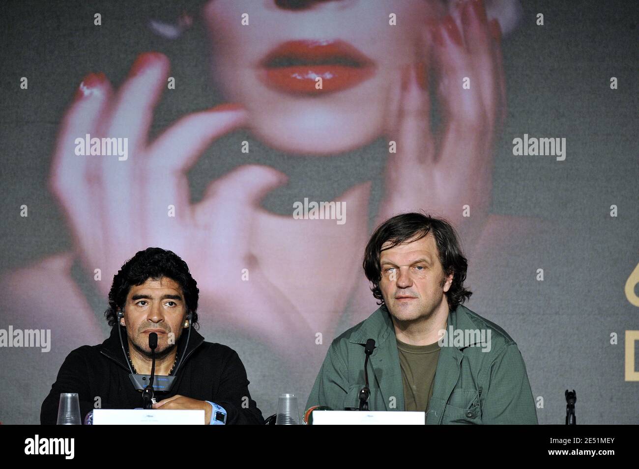 Diego Maradona und Regisseur Emir Kusturica nehmen an der Pressekonferenz "Maradona" im Palais des Festivals während der 61. Internationalen Filmfestspiele von Cannes am 20. Mai 2008 in Cannes, Frankreich, Teil. Foto von Eric Catarina/Pool/ABACAPRESS.COM Stockfoto
