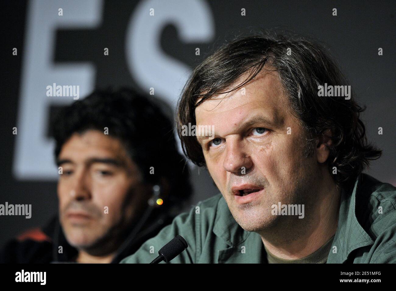 Diego Maradona und Regisseur Emir Kusturica nehmen an der Pressekonferenz "Maradona" im Palais des Festivals während der 61. Internationalen Filmfestspiele von Cannes am 20. Mai 2008 in Cannes, Frankreich, Teil. Foto von Eric Catarina/Pool/ABACAPRESS.COM Stockfoto