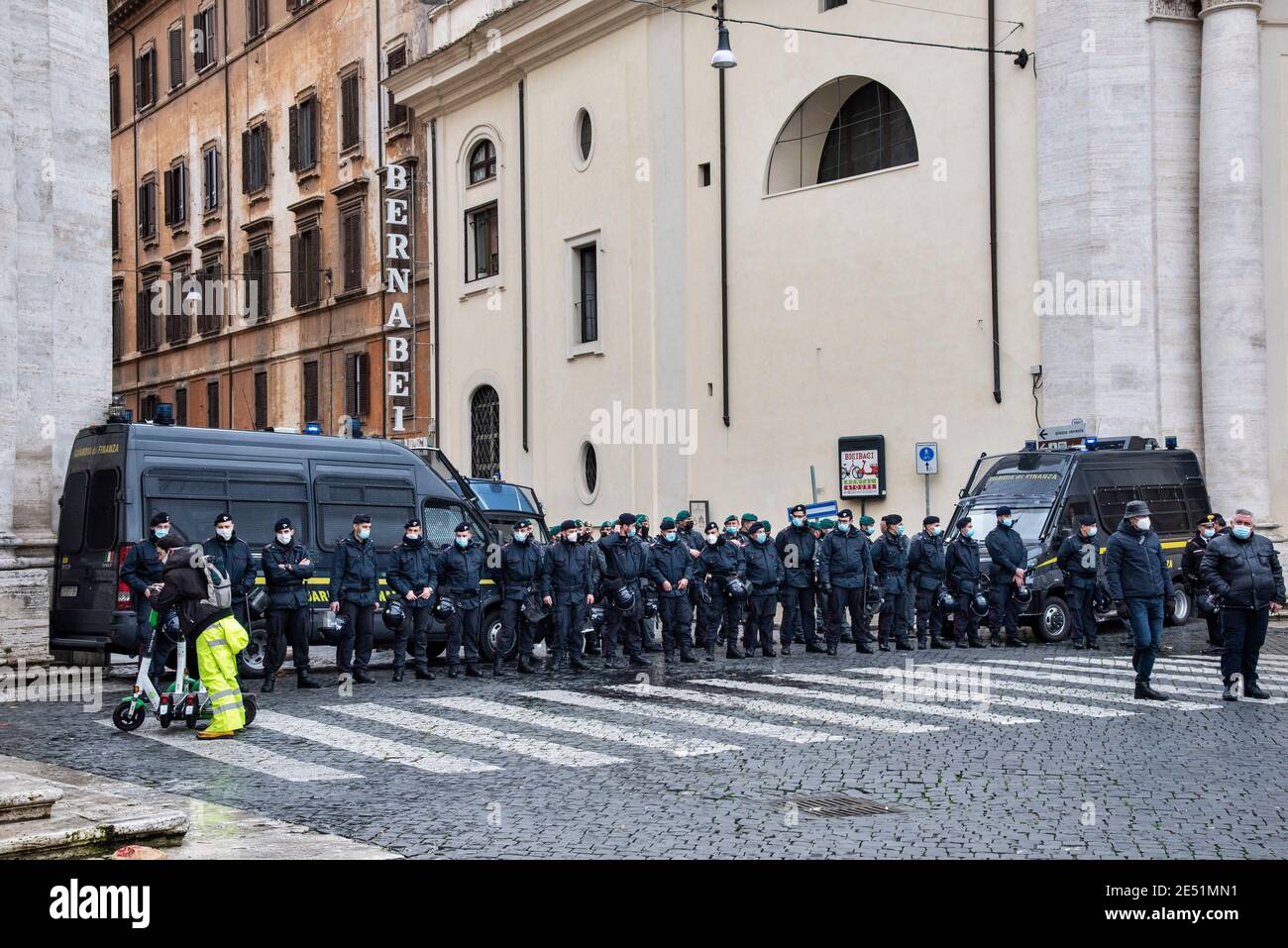 MIO Italia veranstaltete seine nationale Demonstration auf der Piazza del Popolo, um die dramatische Situation der italienischen Hotellerie während der so genannten „zweiten Welle“ der Pandemie Covid-19/Coronavirus hervorzuheben, um die Regierung aufzufordern, für sofortige Investitionen, Hilfen (Ristori) und Maßnahmen zur Rettung ihrer Industrie zu handeln. Kredit: LSF Foto/Alamy Live Nachrichten Stockfoto