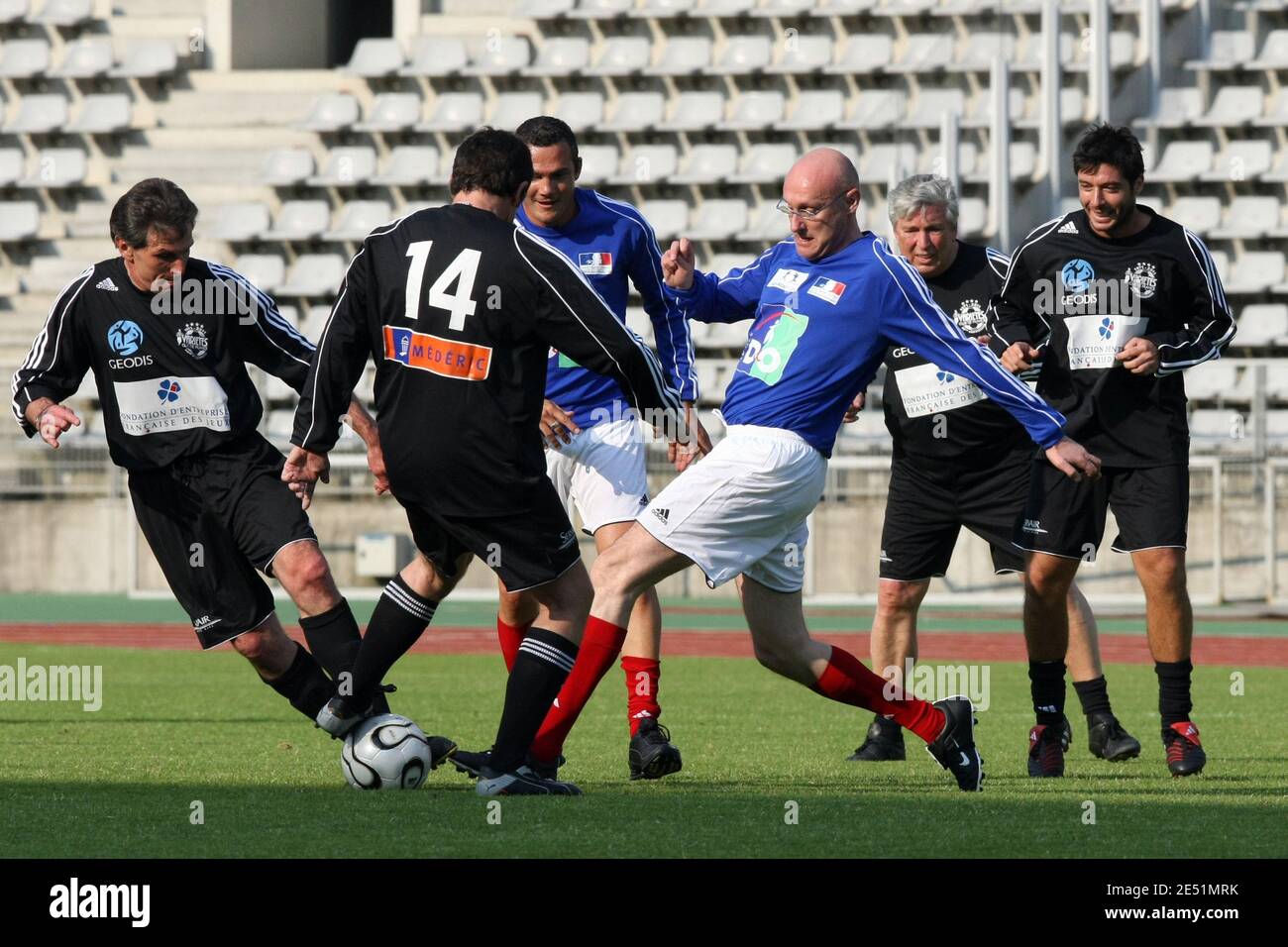 Bernard Laporte, Richard Virenque und Patrick Bruel nehmen an einem wohltätigen Fußballspiel Teil, bei dem Mittel für den Verein France-Alzheimer im Charlety-Stadion in Paris am 20. Mai 2008 zur Verfügung gestellt werden. Foto von Taamallah Mehdi/ABACAPRESS.COM Stockfoto