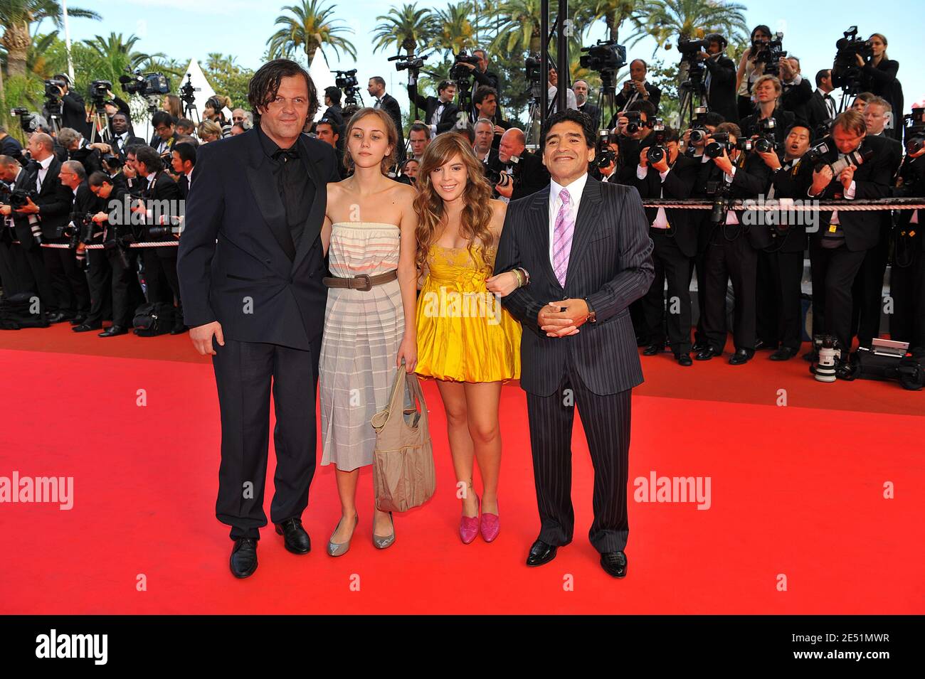 Emir Kusturica und Diego Maradona mit ihren Töchtern kamen am 21. Mai 2008 im Palais des Festivals in Cannes, Südfrankreich, zur Vorführung von Steven Soderberghs Che, der im Wettbewerb der 61. Filmfestspiele von Cannes vorgestellt wurde. Foto von Hahn-Nebinger-Orban/ABACAPRESS.COM Stockfoto
