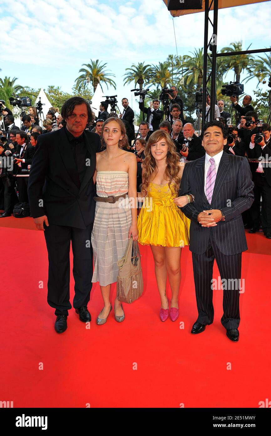 Emir Kusturica und Diego Maradona mit ihren Töchtern kamen am 21. Mai 2008 im Palais des Festivals in Cannes, Südfrankreich, zur Vorführung von Steven Soderberghs Che, der im Wettbewerb der 61. Filmfestspiele von Cannes vorgestellt wurde. Foto von Hahn-Nebinger-Orban/ABACAPRESS.COM Stockfoto