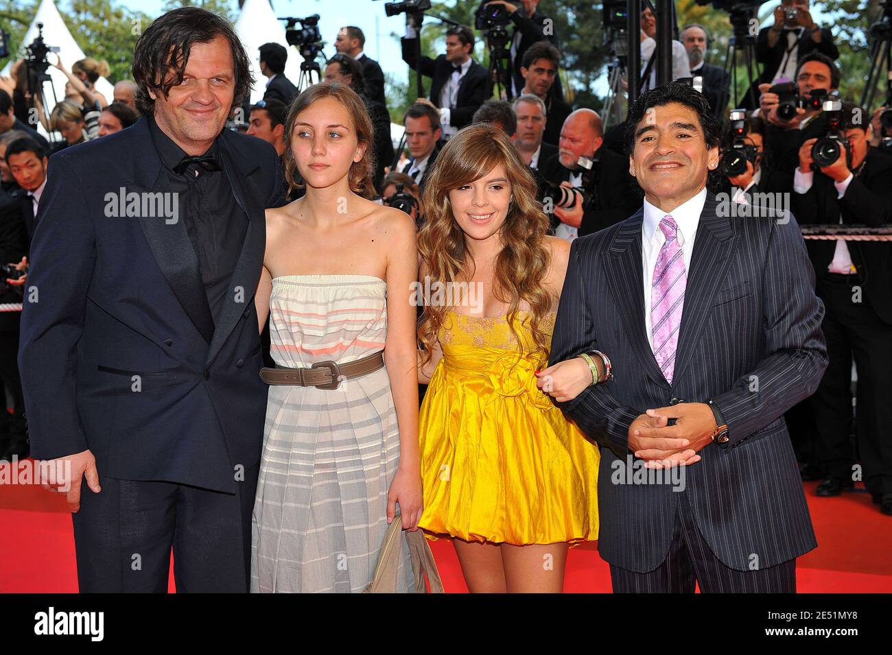 Emir Kusturica und Diego Maradona mit ihren Töchtern kamen am 21. Mai 2008 im Palais des Festivals in Cannes, Südfrankreich, zur Vorführung von Steven Soderberghs Che, der im Wettbewerb der 61. Filmfestspiele von Cannes vorgestellt wurde. Foto von Hahn-Nebinger-Orban/ABACAPRESS.COM Stockfoto