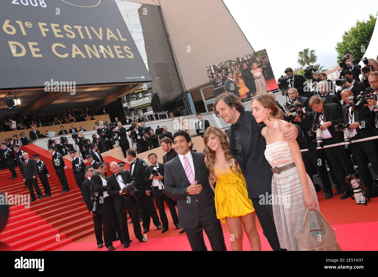 Emir Kusturica und Diego Maradona mit ihren Töchtern kamen am 21. Mai 2008 im Palais des Festivals in Cannes, Südfrankreich, zur Vorführung von Steven Soderberghs Che, der im Wettbewerb der 61. Filmfestspiele von Cannes vorgestellt wurde. Foto von Hahn-Nebinger-Orban/ABACAPRESS.COM Stockfoto
