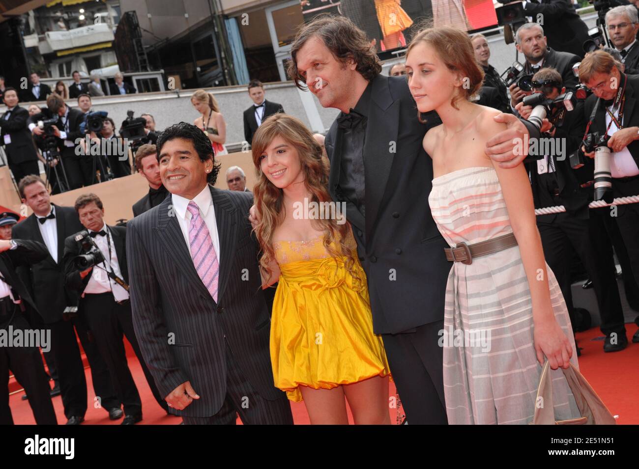 Emir Kusturica und Diego Maradona mit ihren Töchtern kamen am 21. Mai 2008 im Palais des Festivals in Cannes, Südfrankreich, zur Vorführung von Steven Soderberghs Che, der im Wettbewerb der 61. Filmfestspiele von Cannes vorgestellt wurde. Foto von Hahn-Nebinger-Orban/ABACAPRESS.COM Stockfoto