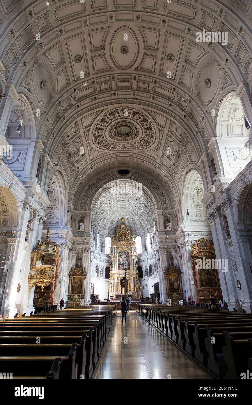 Das Innere der Michaelskirche in der Neuhauser Straße in München. Stockfoto