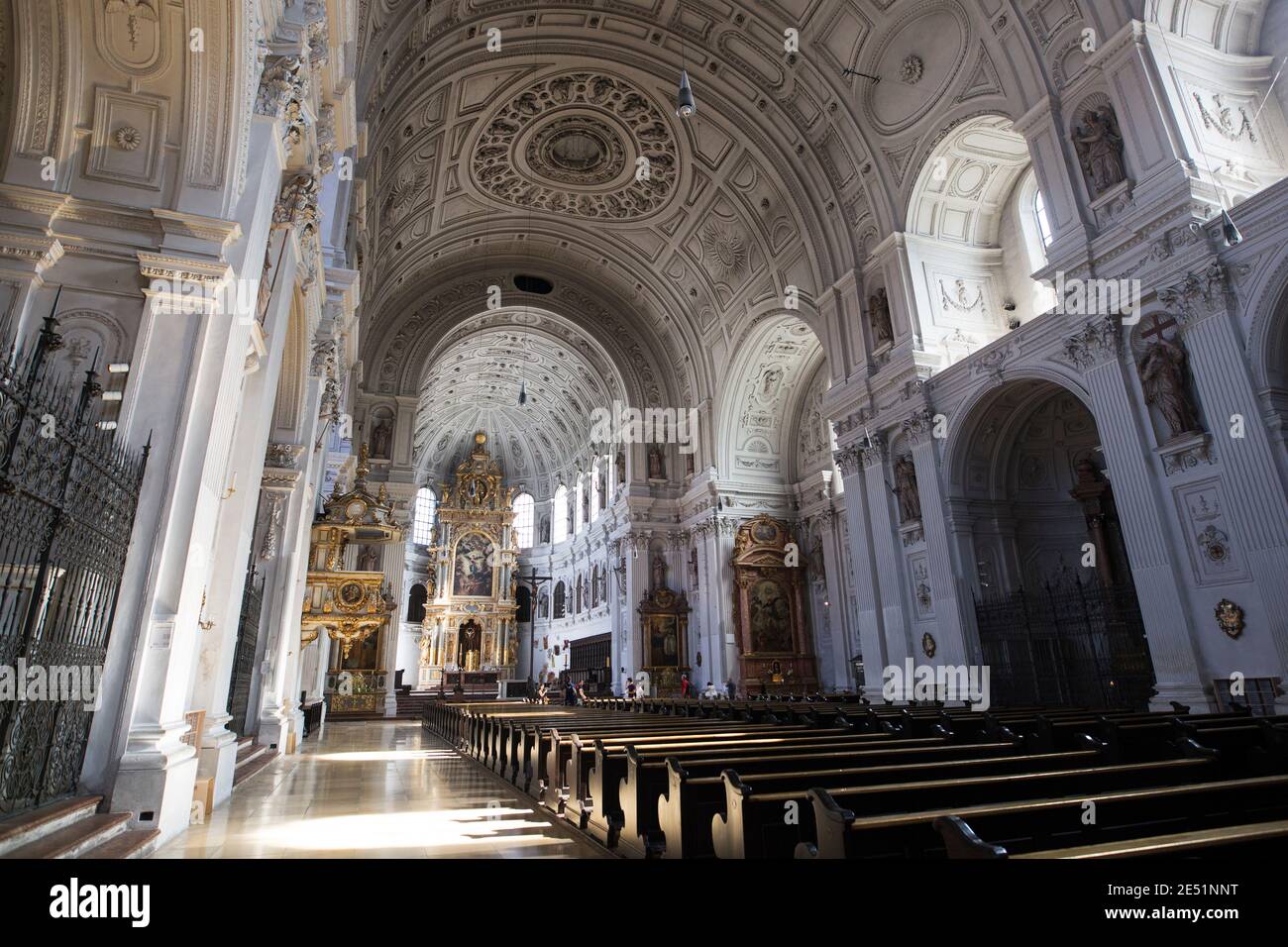 Das Innere der Michaelskirche in der Neuhauser Straße in München. Stockfoto