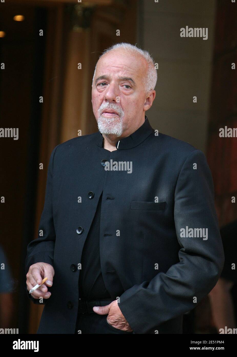 Paulo Coehlo exits the Carlton Hotel in Cannes, France, 22. Mai 2008. Foto von ABACAPRESS.COM Stockfoto