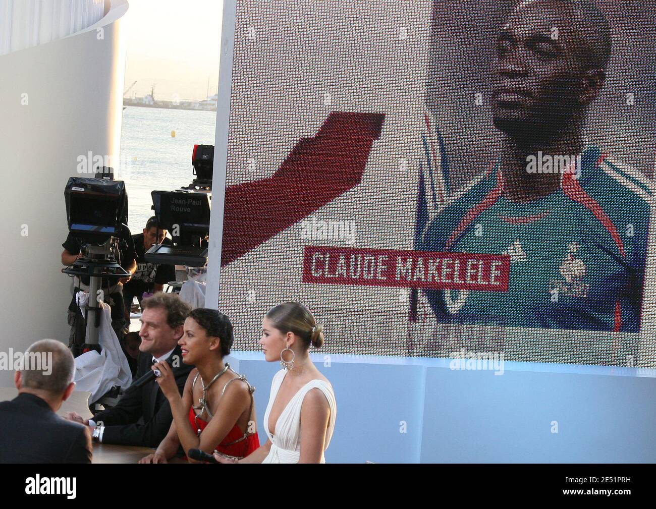 (L-R) Jean-Paul Rouve, Noemie Lenoir und Doutzen Kroes während der Sendung von "Le Grand Journal" TV-Show auf Canal Plus Kanal auf dem Strand von Martinez während der 61. Cannes Film Festival in Cannes, Frankreich am 22. Mai 2008. Foto von Denis Guignebourg/ABACAPRESS.COM Stockfoto