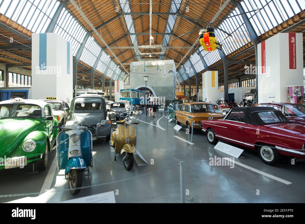 Autos und andere Fahrzeuge im Deutschen Museum Verkehrszentrum in München. Stockfoto