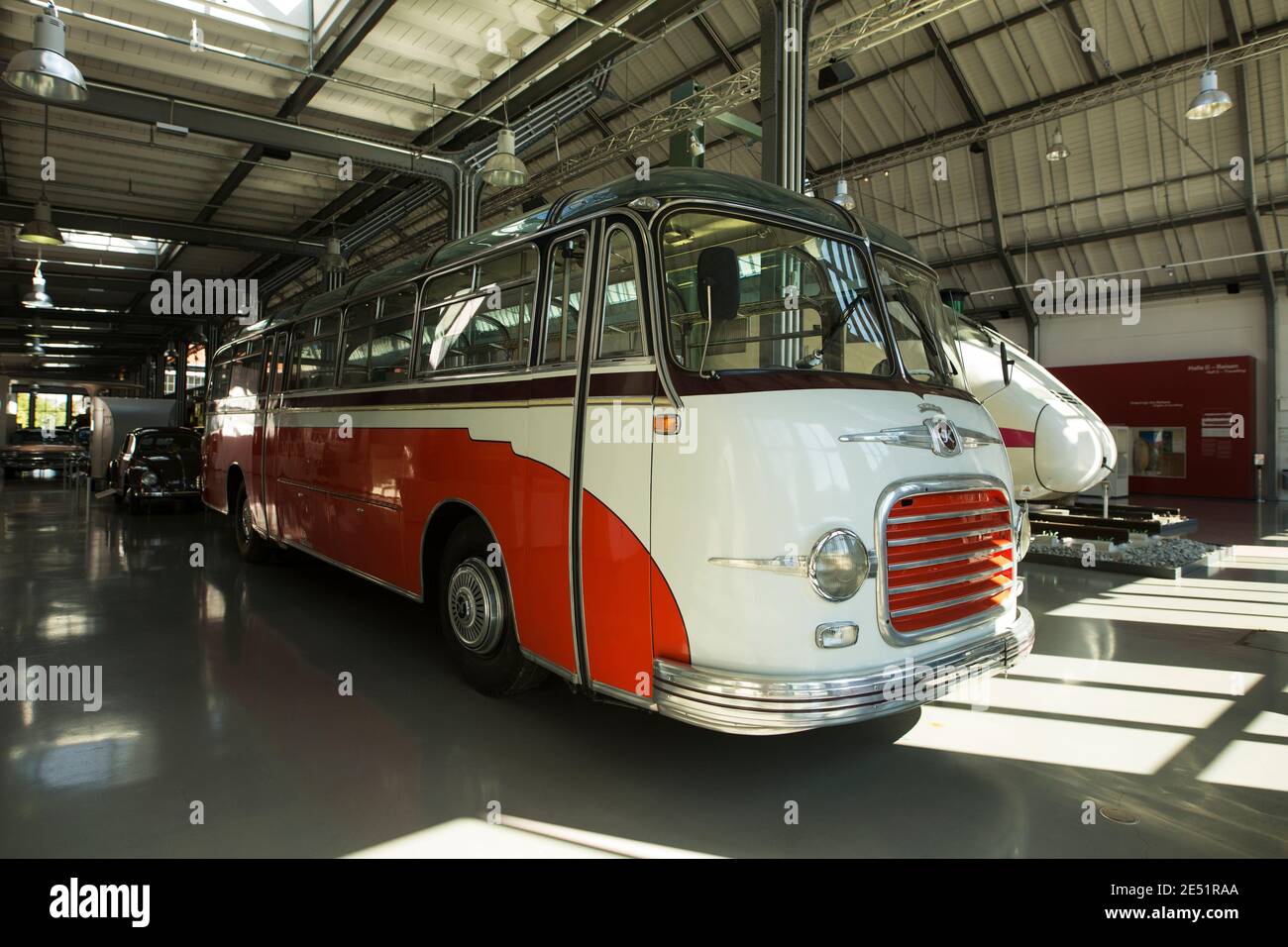 Ein Kässbohrer Setra S11 Reisebus ab 1959 im Deutschen Museum Verkehrszentrum in München. Stockfoto