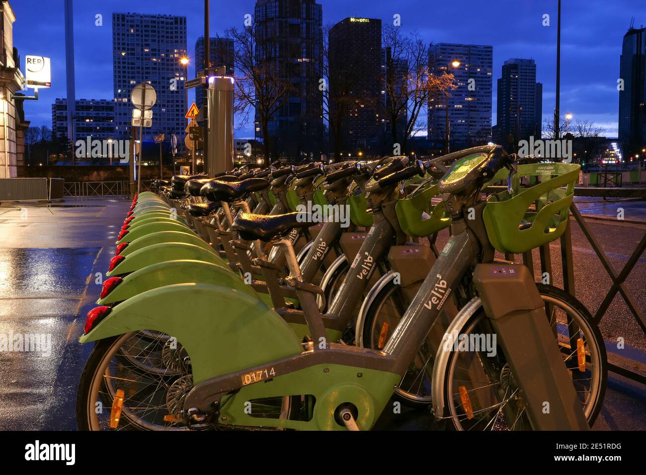 Paris, Frankreich. Januar 17. 2021. Velib' Verleihstation. Row Elektro-Fahrrad, ökologische Alternative gegen Verschmutzung. Stadtverkehr. Stockfoto