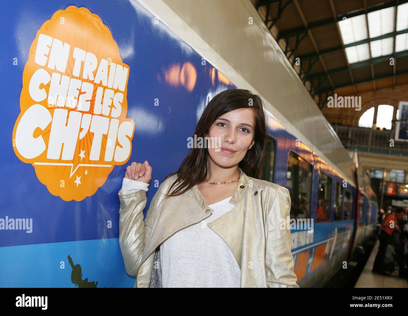 Die Schauspielerin Zoe Felix kommt am 30. Mai 2008 mit dem Sonderzug 'Bienvenue chez les Ch'tis' am Bahnhof Gare du Nord in Paris an. Sie fahren nach Lille, um die 20 Millionen Einsendungen des Films während einer Party zu feiern, die auf dem Grand Place stattfinden wird. Der Film will nun mit bis zu 20.700.000 Einsendungen den französischen Rekord der Titanic schlagen. Foto von Denid Guignebourg/ABACAPRESS.COM Stockfoto