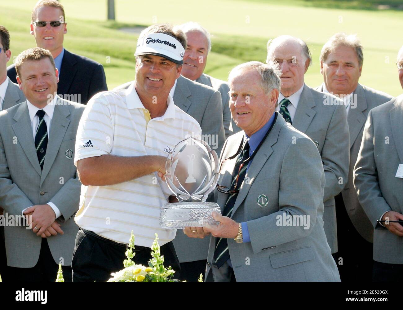 Kenny Perry erhält die Siegertrophäe von Jack Nicklaus nach dem Gewinn des Memorial Tournaments im Muirfield Village Golf Club in Dublin, OH, USA am 1. Juni 2008. Foto von Scott Terna/Cal Sport Media/Cameleon/ABACAPRESS.COM Stockfoto
