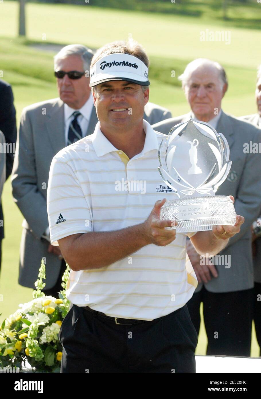 Kenny Perry erhält die Siegertrophäe nach dem Gewinn des Memorial Tournaments im Muirfield Village Golf Club in Dublin, OH, USA am 1. Juni 2008. Foto von Scott Terna/Cal Sport Media/Cameleon/ABACAPRESS.COM Stockfoto