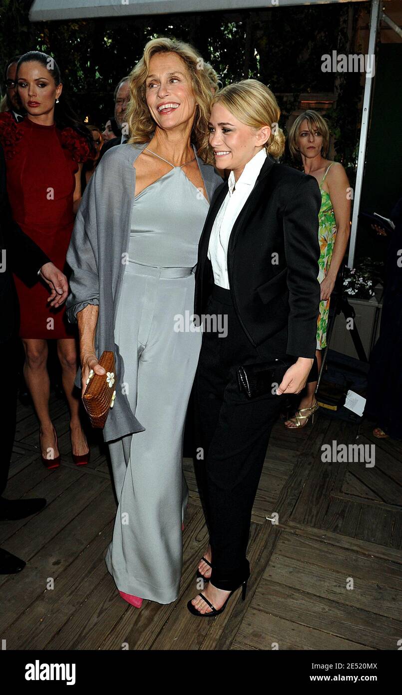 Lauren Hutton (L) und Ashley Olsen kommen zum CFDA Fashion Awards Dinner 2008, das von Swarovski gesponsert wurde und am 2. Juni 2008 in der New York Public Library in New York City, NY, USA, stattfand. Foto von Graylock/ABACAPRESS.COM Stockfoto