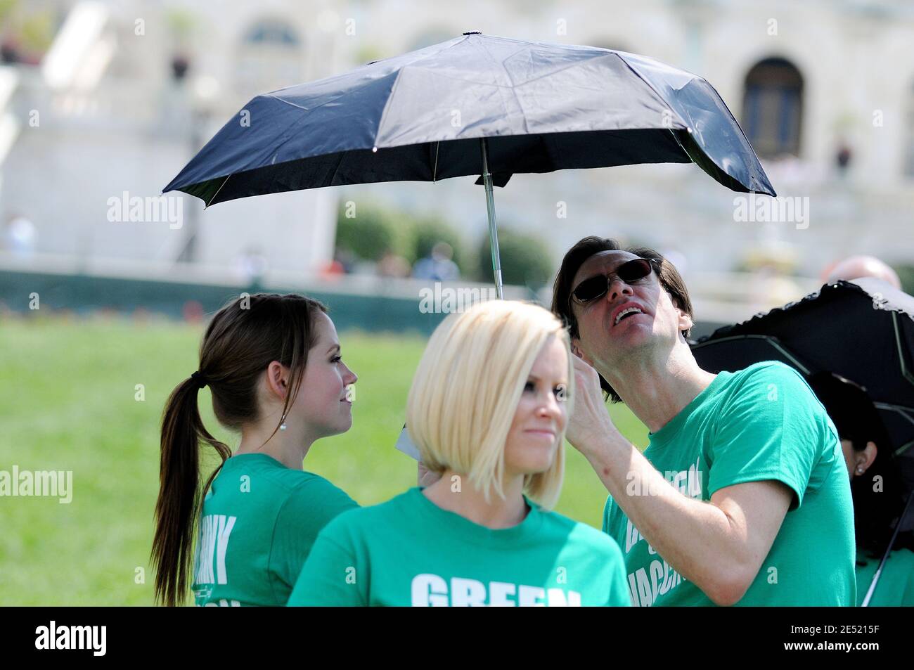 Die Schauspielerin Jenny McCarthy der Schauspieler Jim Carrey und die Tochter Jane von Carrey nehmen am 4. juni 2008 in der National Mall in Washington, DC Teil. Der marsch und die Kundgebung wurden von Interessengruppen organisiert, die darauf abzielten, Giftstoffe aus Kinderimpfstoffen zu eliminieren. Foto von Olivier Douliery /ABACAPRESS.COM Stockfoto