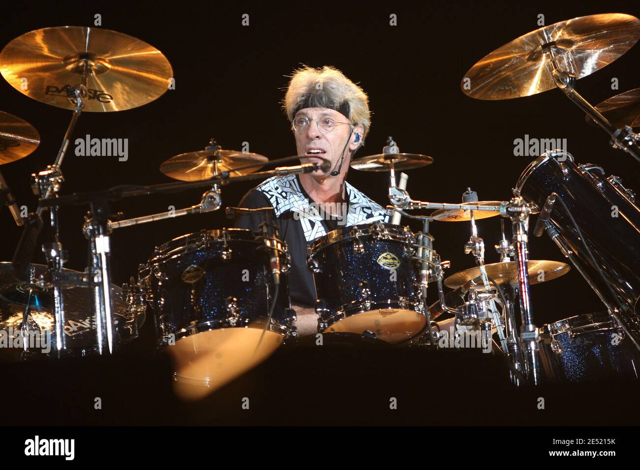 Stewart Copeland, Drum-Spieler von "The Police" tritt am 3. Juni 2008 live mit der Band im Stade Velodrome in Marseille, Frankreich, auf. Foto von Philippe Laurenson/ABACAPRESS.COM Stockfoto