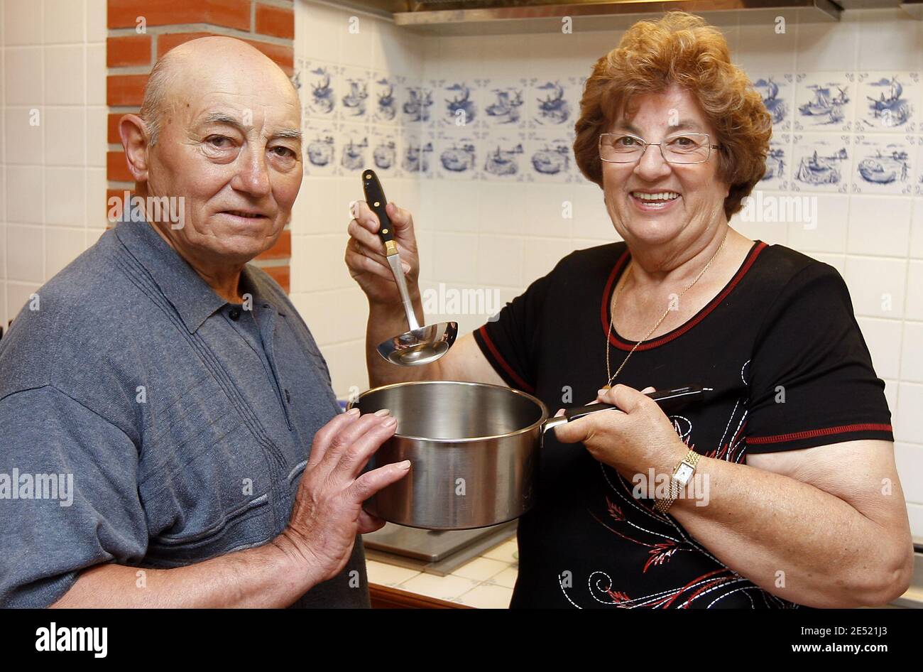 AUSSCHLUSSF. La celebre presentatrice de television Maite nous recoit dans son Lief de Rion des Landes, un Village du Sud-Ouest pres de Dax, le 2 juin 2008, jour de son 70eme anniversaire. Et c'est bien evidemment 'Chez Maite', l'auberge qu'elle tient de main de maitre depuis 8 ans et ou elle accueille, Midi et soir, des Clients venus des quatre coins de la France pour deguster ses celebres recettes, que la truculente cuisiere fete l'evenement, entoure de toute son equipe. Plus tard, elle nous fera meme les honneurs de sa maison, avec son mari Pierrot et leurs trois chiens. Retraitee du Petit Stockfoto