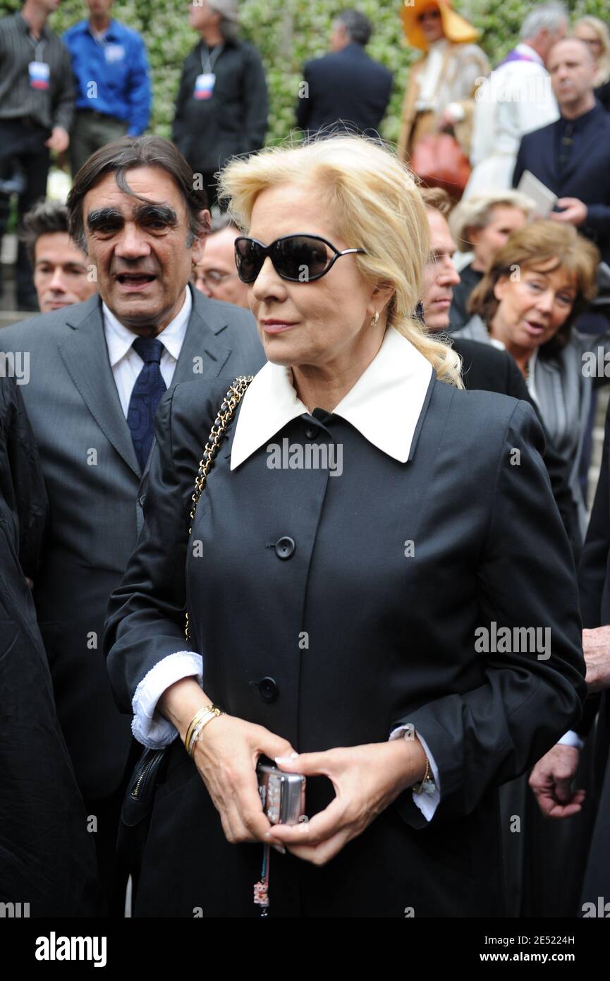 Sylvie Vartan nimmt an der Beerdigung des französischen Designers Yves Saint Laurent in der Kirche Saint-Roch in Paris, Frankreich, am Donnerstag, den 5. Juni 2008 Teil. Saint Laurent starb im Alter von 71 Jahren, Sonntagabend. Foto von ABACAPRESS.COM Stockfoto